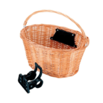 Cesta de mimbre delantera para bicicleta con sistema de fijación doble sobre fondo blanco