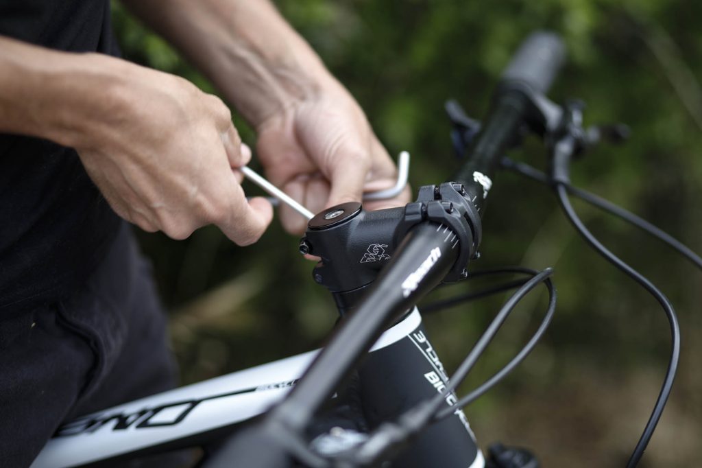 Mantenimiento de bicicleta con llave allen